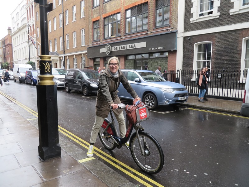 Jessica mit dem Santander Cycle in London unterwegs