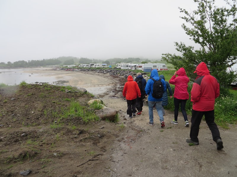 in Löp an den Strand hinunter zum Beginn des Spazierganges