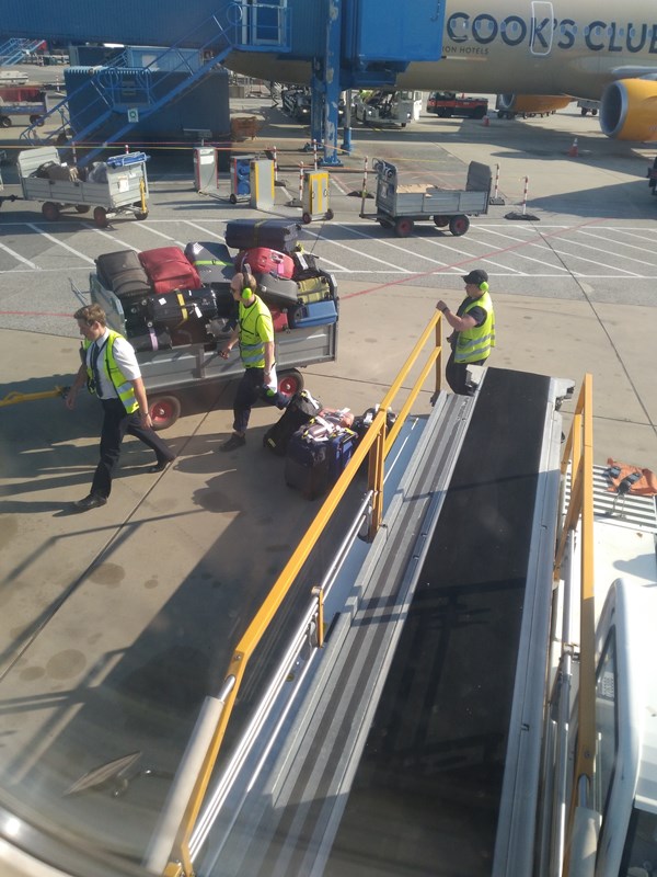 Gepäckband am Flugzeug Koffer einladen