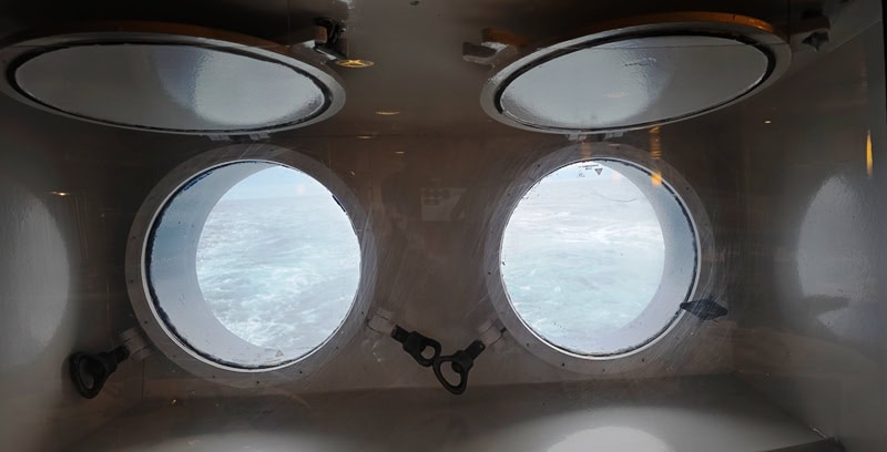 In diesem Artikel wird über Medikamente gegen Seekrankheit berichtet. Dieses Bild aus der Kabine durch die Bullaugen Fenster soll die Vorstellung, in einer Schiffskabine zu sein, bieten.